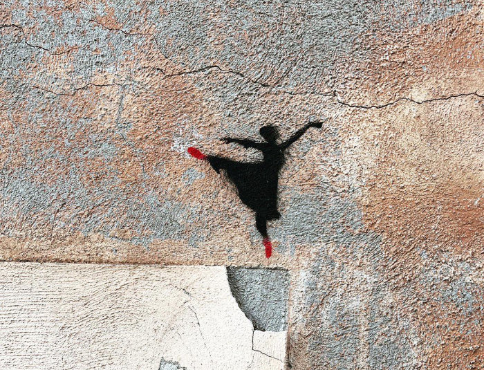 stencil della ballerina nel centro storico di Anguillara Sabazia